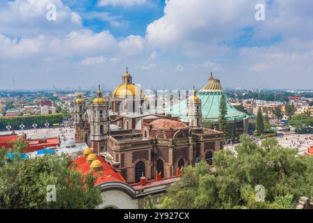 Erhöhter Blick auf die Basilika Guadalupe mit Mexiko-Stadt im Hintergrund Stockfoto