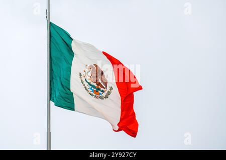 Die mexikanische Flagge flattert gegen den Himmel Stockfoto