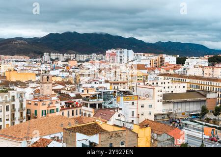 Malaga, Spanien - 29. April 2017: Panoramablick auf die architektonische Mischung der Stadt unter bewölktem Himmel. Stockfoto