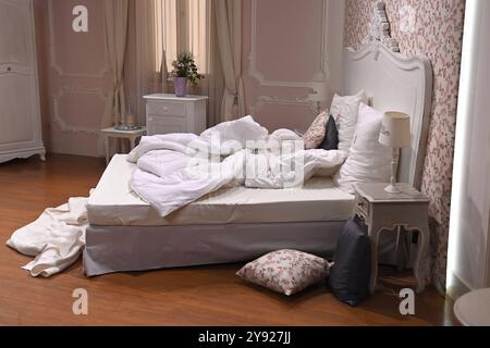 Derangiertes Bett, Schlafzimmer, nicht gemachtes Bett, Kissen, Bettdecke. Studiokulisse Hotel Fürstenhof. Sturm der LiebeÒ 21.Staffel der Erfolgstelenovela ab 5.Dezember im Ersten ARD, Pressetermin am Set am 07.10.2024. *** Verwirrtes Bett, Schlafzimmer, ungebautes Bett, Kissen, Decken Studio Hintergrund Hotel Fürstenhof Sturm der LiebeÒ 21 Staffel der Hitseifenoper vom 5. Dezember auf ARD, Presseveranstaltung am Set am 07 10 2024 Stockfoto