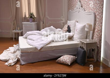 Derangiertes Bett, Schlafzimmer, nicht gemachtes Bett, Kissen, Bettdecke. Studiokulisse Hotel Fürstenhof. Sturm der LiebeÒ 21.Staffel der Erfolgstelenovela ab 5.Dezember im Ersten ARD, Pressetermin am Set am 07.10.2024. *** Verwirrtes Bett, Schlafzimmer, ungebautes Bett, Kissen, Decken Studio Hintergrund Hotel Fürstenhof Sturm der LiebeÒ 21 Staffel der Hitseifenoper vom 5. Dezember auf ARD, Presseveranstaltung am Set am 07 10 2024 Stockfoto