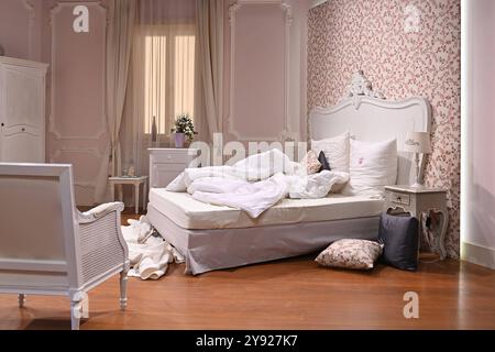 Derangiertes Bett, Schlafzimmer, nicht gemachtes Bett, Kissen, Bettdecke. Studiokulisse Hotel Fürstenhof. Sturm der LiebeÒ 21.Staffel der Erfolgstelenovela ab 5.Dezember im Ersten ARD, Pressetermin am Set am 07.10.2024. *** Verwirrtes Bett, Schlafzimmer, ungebautes Bett, Kissen, Decken Studio Hintergrund Hotel Fürstenhof Sturm der LiebeÒ 21 Staffel der Hitseifenoper vom 5. Dezember auf ARD, Presseveranstaltung am Set am 07 10 2024 Stockfoto