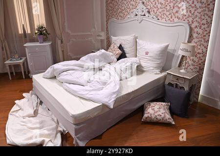 Derangiertes Bett, Schlafzimmer, nicht gemachtes Bett, Kissen, Bettdecke. Studiokulisse Hotel Fürstenhof. Sturm der LiebeÒ 21.Staffel der Erfolgstelenovela ab 5.Dezember im Ersten ARD, Pressetermin am Set am 07.10.2024. *** Verwirrtes Bett, Schlafzimmer, ungebautes Bett, Kissen, Decken Studio Hintergrund Hotel Fürstenhof Sturm der LiebeÒ 21 Staffel der Hitseifenoper vom 5. Dezember auf ARD, Presseveranstaltung am Set am 07 10 2024 Stockfoto