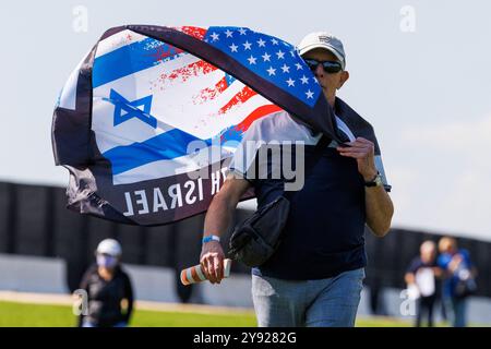 Washington, Usa. Oktober 2024. Die Teilnehmer der Kundgebung zeigen ihre Unterstützung für Israel während einer Veranstaltung zum Jahrestag des von der Hamas geführten Angriffs am 7. Oktober 2024 in Washington DC. Foto: Aaron Schwartz/CNP/ABACAPRESS. COM Credit: Abaca Press/Alamy Live News Stockfoto