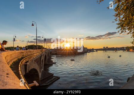 Goldener Sonnenuntergang über dem Fluss Garonne und Pont Neuf in der Innenstadt von Toulouse. Diese Bogenbrücke gilt als ein Meisterwerk der Renaissance. Die Brücke i Stockfoto