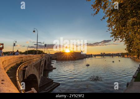 Goldener Sonnenuntergang über dem Fluss Garonne und Pont Neuf in der Innenstadt von Toulouse. Diese Bogenbrücke gilt als ein Meisterwerk der Renaissance. Die Brücke i Stockfoto