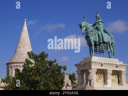 Reiterstatue von St. Stephan (Szent Istvan Kiraly), Fischerbastei dahinter, Burgviertel, Budapest, Ungarn Stockfoto