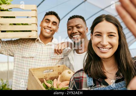 Gewächshaus, Bauern und Menschen im Porträt für Selfie, Erinnerung und Gemüse für die Ernte mit Lächeln. Teamwork, Männer und Frauen mit Essen für kleine Stockfoto