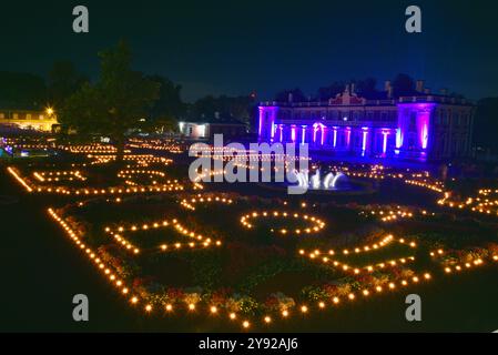 Der Kadriorg-Palast ist beleuchtet mit Lichtern und Tausenden von Kerzen während des jährlichen Festivals „Wandering Lights“ in Tallinn, Estland. Stockfoto