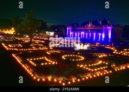 Der Kadriorg-Palast ist beleuchtet mit Lichtern und Tausenden von Kerzen während des jährlichen Festivals „Wandering Lights“ in Tallinn, Estland. Stockfoto