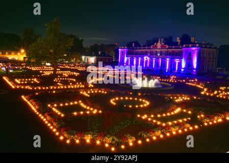 Der Kadriorg-Palast ist beleuchtet mit Lichtern und Tausenden von Kerzen während des jährlichen Festivals „Wandering Lights“ in Tallinn, Estland. Stockfoto