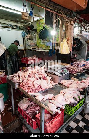 Atemberaubender Blick auf einen Hähnchenmetzgerstand im afrikanischen Stil auf dem Central Meat Market in Port Louis, Mauritius, mit einer Auswahl an lokalen Köstlichkeiten Stockfoto