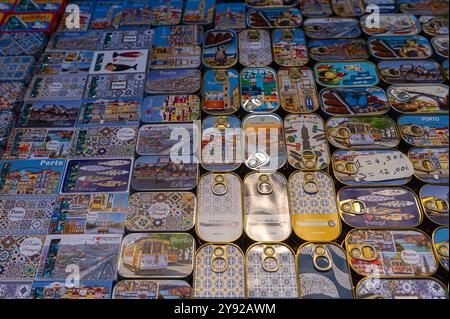 Porto, Portugal - 12. September 2024 : farbenfrohe Dosen portugiesischer Sardinen mit lebendigen Porto-Designs und Mustern Stockfoto