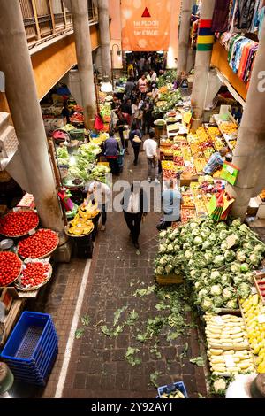 Wunderschöner Blick auf die landwirtschaftlichen Produkte, die auf dem geschäftigen Central Market in Port Louis, Mauritius, ausgestellt und zum Verkauf angeboten werden Stockfoto