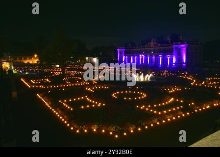 Der Kadriorg-Palast ist beleuchtet mit Lichtern und Tausenden von Kerzen während des jährlichen Festivals „Wandering Lights“ in Tallinn, Estland. Stockfoto