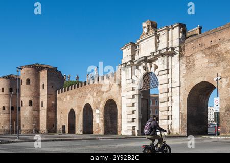 Aurelianische Mauer und St. Giovanni-Tor im Stadtzentrum von Rom Stockfoto