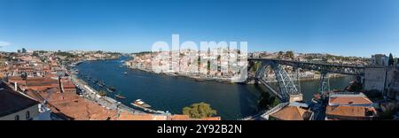 Porto, Portugal - 13. September 2024 : wunderschöner Blick auf den Fluss von Porto mit farbenfrohen Gebäuden unter klarem Himmel Stockfoto