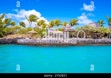 Herrlicher Blick auf ein magisches, tropisches Hotelresort auf Mauritius, das zum Entspannen unter Kokospalmen und in kleinen Pavillons am azurblauen Meer einlädt Stockfoto