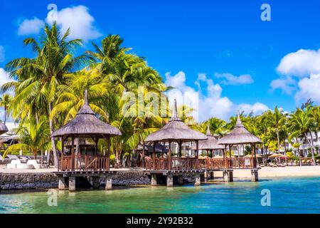 Herrlicher Blick auf ein magisches, tropisches Hotelresort auf Mauritius, das zum Entspannen unter Kokospalmen und in kleinen Pavillons am azurblauen Meer einlädt Stockfoto
