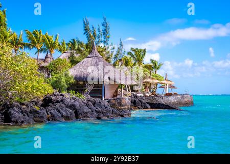 Herrlicher Blick auf ein magisches, tropisches Hotelresort auf Mauritius, das zum Entspannen unter Kokospalmen und in kleinen Pavillons am azurblauen Meer einlädt Stockfoto