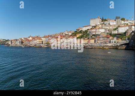 Porto, Portugal - 13. September 2024 : Blick von der Sonne über den Fluss Douro und die Skyline von Porto an klaren Tagen Stockfoto