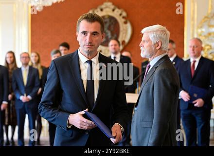 Prag, Tschechische Republik. Oktober 2024. Der tschechische Präsident Petr Pavel (rechts) ernannte Lukas Vlcek (STAN) am 8. Oktober 2024 auf der Prager Burg in Prag (Tschechische Republik) zum neuen Industrie- und Handelsminister. Quelle: Roman Vondrous/CTK Photo/Alamy Live News Stockfoto