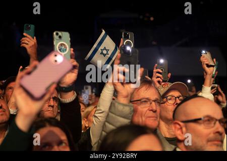 New York, Usa. Oktober 2024. Mitglieder des Publikums sahen sich bei einer Gedenkfeier zum 7. Oktober: Ein Jahr später zum Jahrestag des von der Hamas geführten Angriffs in Israel auf der Sommerbühne im Central Park am 7. Oktober 2024 in New York City an. Am 7. Oktober 2023 strömten Tausende von von von der Hamas geführten Palästinensern aus dem Gazastreifen nach Israel, ermordeten 1.139 Menschen und entführten etwa 250 Israelis und Ausländer, von denen fast 100 noch nicht erfasst wurden. (Foto: Ron Adar/SOPA Images/SIPA USA) Credit: SIPA USA/Alamy Live News Stockfoto