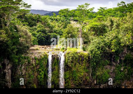Spektakuläre Aussicht auf die Chamarel Falls, die über den Rand einer Klippe im tropischen Dschungel von Mauritius kaskadieren - Chamarel, Mauritius Stockfoto