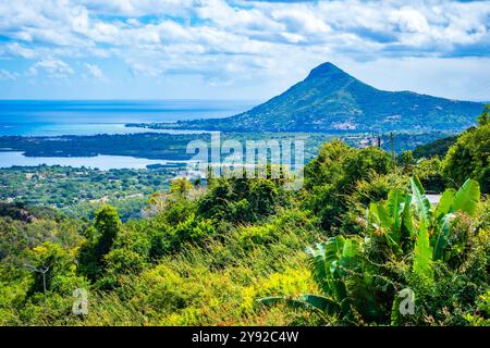 Malerischer Blick auf die Tourelle de Tamarin auf Mauritius mit seinen umliegenden Korallenriffen, die die Bucht und die Strände vor dem rauen Indischen Ozean schützen Stockfoto