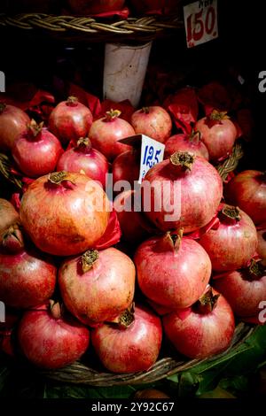 Wunderschöner Blick auf frische, köstliche Granatäpfel auf einem Bauernmarkt in Port Louis, Mauritius, Afrika Stockfoto