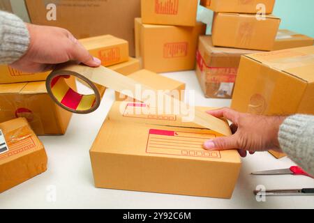Versiegelte eine Warenkarton mit Kartonversiegelungsband für Lieferung auf Bestellung, Online-Verkäufer und Warenlieferkonzept Stockfoto