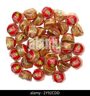 Eine Kollektion farbenfroher Casco-Pralinen in Rot und Gold, perfekt für festliche Leckereien oder Geschenke Stockfoto