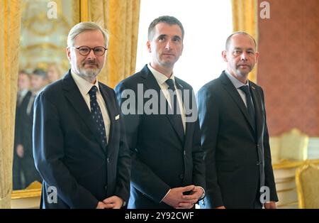 Prag, Tschechische Republik. Oktober 2024. Von links: Der tschechische Premierminister Petr Fiala (ODS), der neue Industrie- und Handelsminister Lukas Vlcek (STAN) und der neue Minister für regionale Entwicklung Petr Kulhanek (STAN) sind bei der Ernennung der Minister durch den tschechischen Präsidenten Petr Pavel am 8. Oktober 2024 auf der Prager Burg in Prag, Tschechische Republik, zu sehen. Quelle: Roman Vondrous/CTK Photo/Alamy Live News Stockfoto