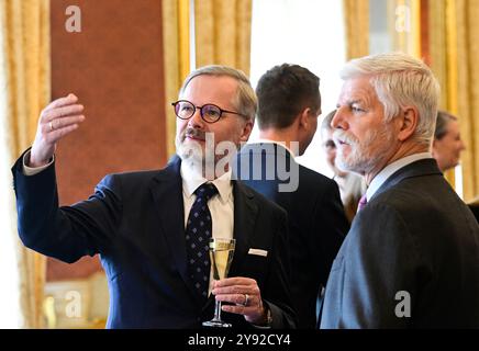 Prag, Tschechische Republik. Oktober 2024. Von links: Der tschechische Premierminister Petr Fiala (ODS) und der tschechische Präsident Petr Pavel sprechen nach der Ernennung des neuen Industrie- und Handelsministers Lukas Vlcek (STAN; nicht gesehen) und des neuen Regionalentwicklungsministers Petr Kulhanek (für STAN; nicht gesehen) am 8. Oktober 2024 in der Prager Burg in Prag, Tschechische Republik. Quelle: Roman Vondrous/CTK Photo/Alamy Live News Stockfoto