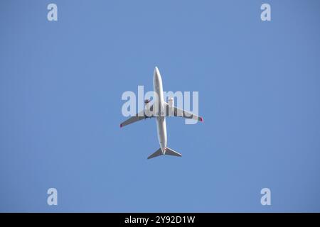 Virgin Australia 737 von unten gegen den blauen Himmel VH-YFR gefangen Stockfoto