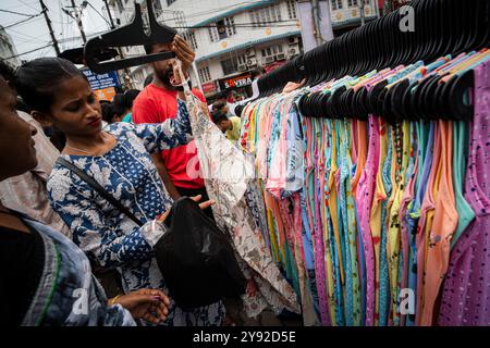 Guwahati, Indien. Oktober 2024. Die Leute kaufen Kleidung auf einem Straßenmarkt vor dem Durga Puja Festival am 7. Oktober 2024 in Guwahati, Indien. Shopping vor Durga Puja ist ein großes Ereignis, da sich die Leute auf die Feier vorbereiten. Credit: David Talukdar/Alamy Live News Credit: David Talukdar/Alamy Live News Stockfoto