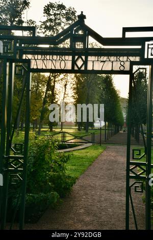 Eingangsschild zum Kadriorg-Park mit dem Kadriorg-Palast, Blumen- und Brunnengärten und der Residenz des estnischen Präsidenten in Tallinn, Estland. Stockfoto