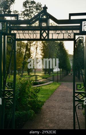 Eingangsschild zum Kadriorg-Park mit dem Kadriorg-Palast, Blumen- und Brunnengärten und der Residenz des estnischen Präsidenten in Tallinn, Estland. Stockfoto