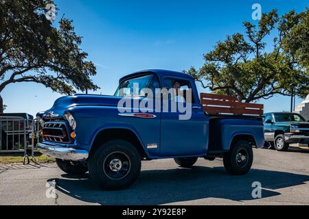 Gulfport, MS - 2. Oktober 2023: Low-perspektivische Vorderansicht eines 1957 Chevrolet 3100 Stepside Pickup Trucks auf einer lokalen Autoshow. Stockfoto