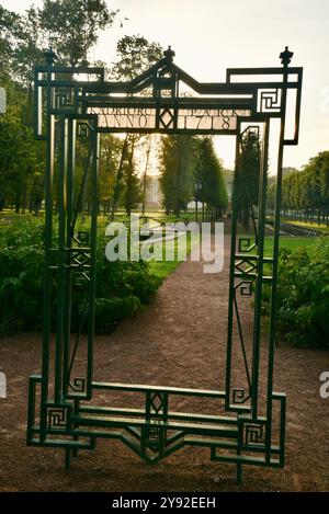 Eingangsschild zum Kadriorg-Park mit dem Kadriorg-Palast, Blumen- und Brunnengärten und der Residenz des estnischen Präsidenten in Tallinn, Estland. Stockfoto