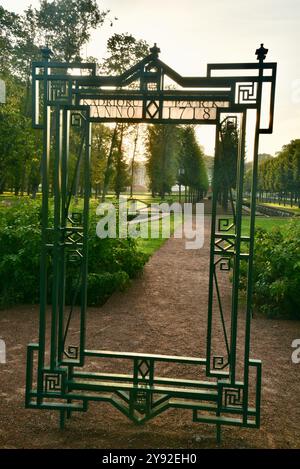 Eingangsschild zum Kadriorg-Park mit dem Kadriorg-Palast, Blumen- und Brunnengärten und der Residenz des estnischen Präsidenten in Tallinn, Estland. Stockfoto