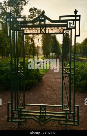 Eingangsschild zum Kadriorg-Park mit dem Kadriorg-Palast, Blumen- und Brunnengärten und der Residenz des estnischen Präsidenten in Tallinn, Estland. Stockfoto