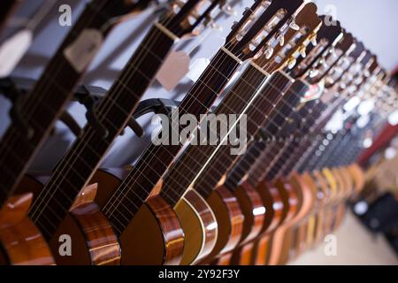 Lange Reihe neuer Akustikgitarren im Geschäft Stockfoto