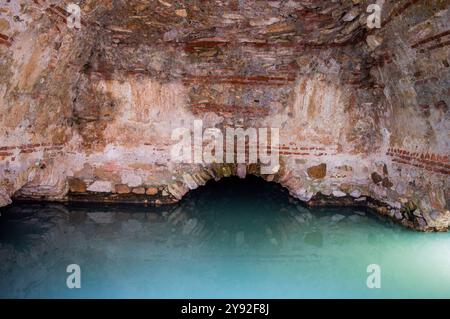 Innenansicht der Schwimmbadhöhle mit dem Thermalwasser und dem schwefelhaltigen Wasser der antiken römischen Bäder von Baños romanos de la Hedionda, Casares, Sp Stockfoto