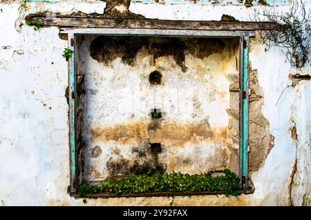 Zerstörter Wandschrank in einer alten verlassenen Mühle in Casares, Spanien Stockfoto