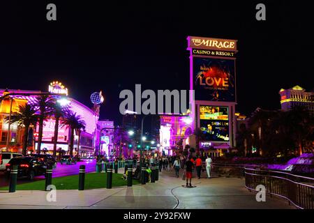 Las Vegas, Nevada - 13. April 2024: Pulsierender Blick auf das Mirage Casino und Resort Schilder auf dem Las Vegas Strip, umgeben von Palmen und Nachtleben Stockfoto