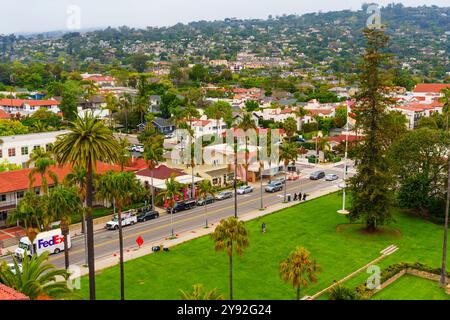 Santa Barbara, Kalifornien - 20. April 2024: Aus der Vogelperspektive wird Santa Barbaras pulsierende Landschaft in der Innenstadt mit historischen Gebäuden und gezeigt Stockfoto