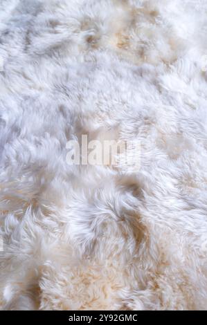 Lammfellteppich von Wildash, nachhaltig finanzierte Fair-Trade-Luxus-Wohnmöbel, London. Stockfoto