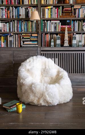 Creme Lammfell Sitzsack von Wildash, nachhaltig finanzierte luxuriöse Wohnmöbel, London. Stockfoto
