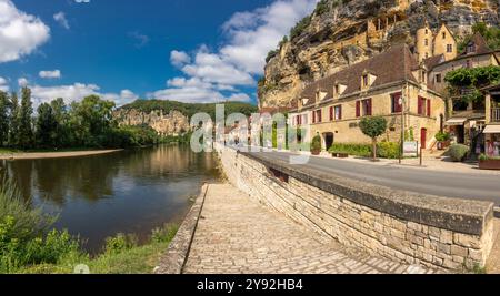 Die Touristenattraktion La Roque-Gageac, am Fluss Dordogne, eingebettet in die Klippe, ist eines der schönsten Dörfer Frankreichs. Stockfoto